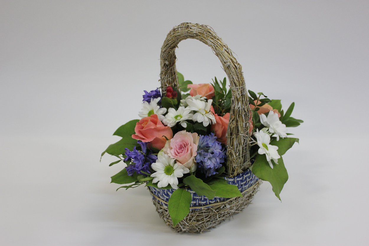 Композиция в корзине из живых цветов