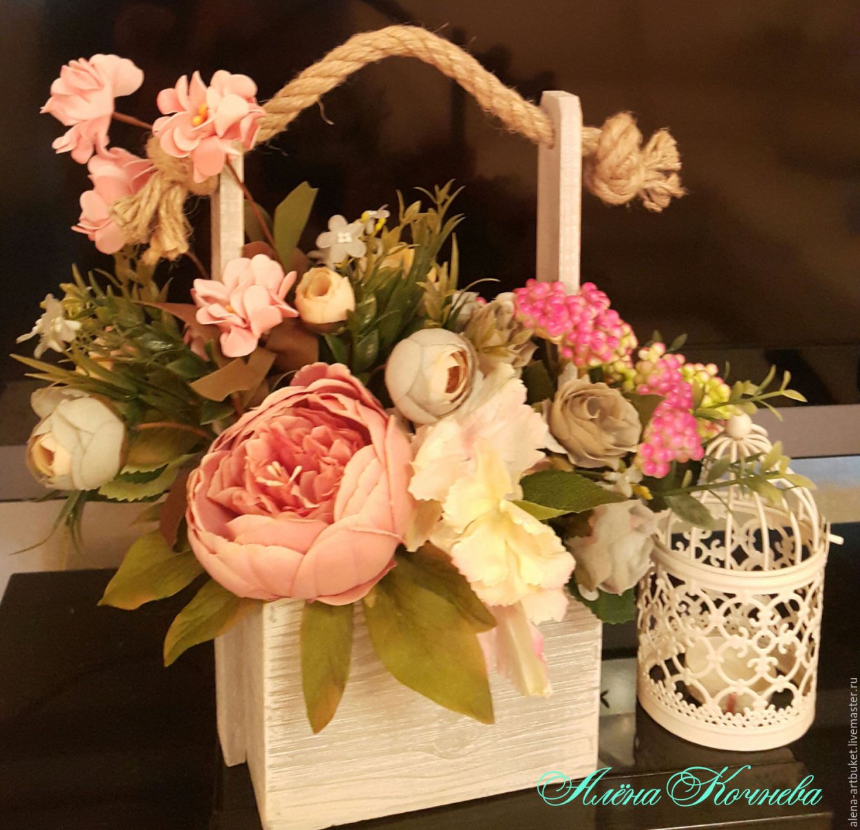Композиция с искусственными цветами в корзине