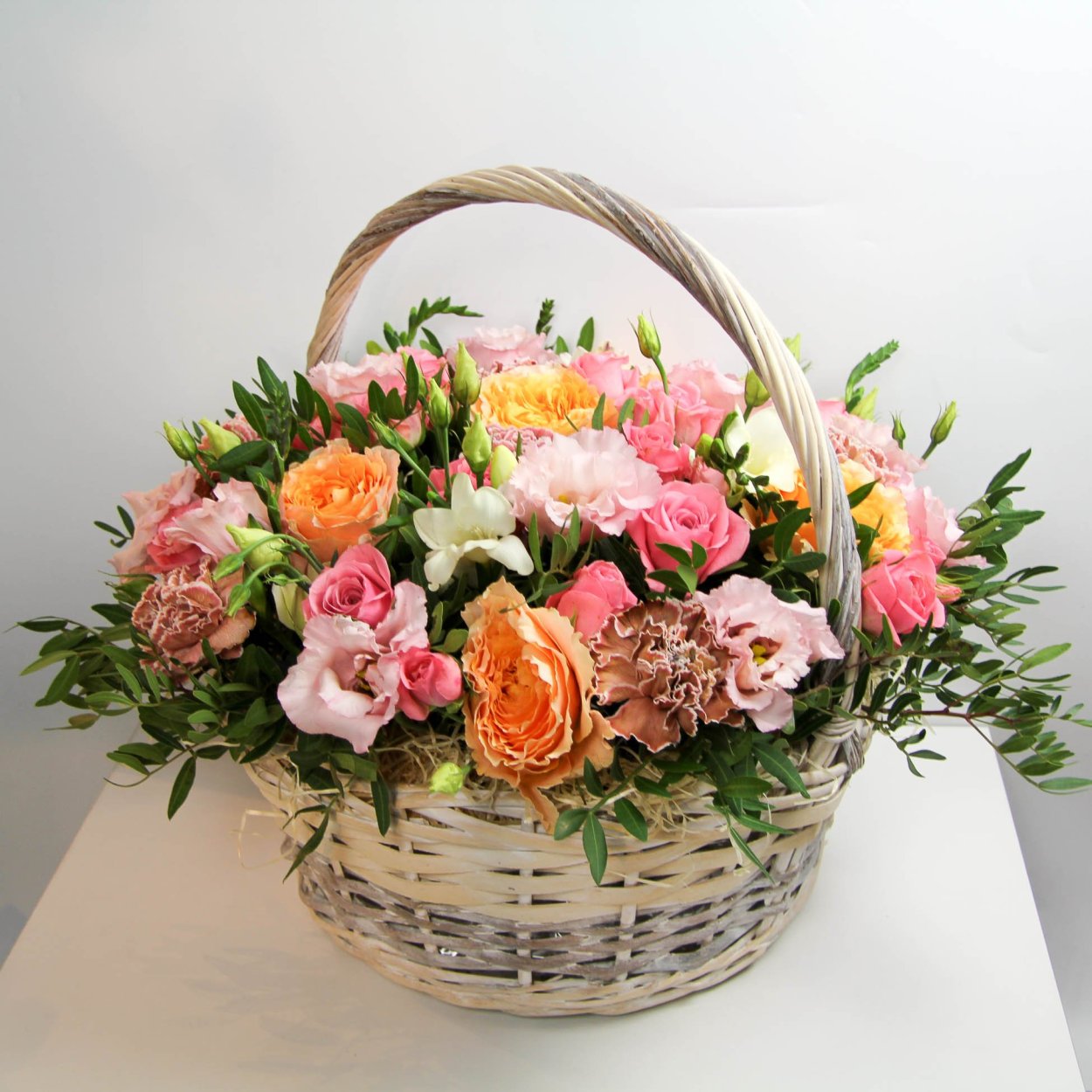 Корзина с пионовидными розами