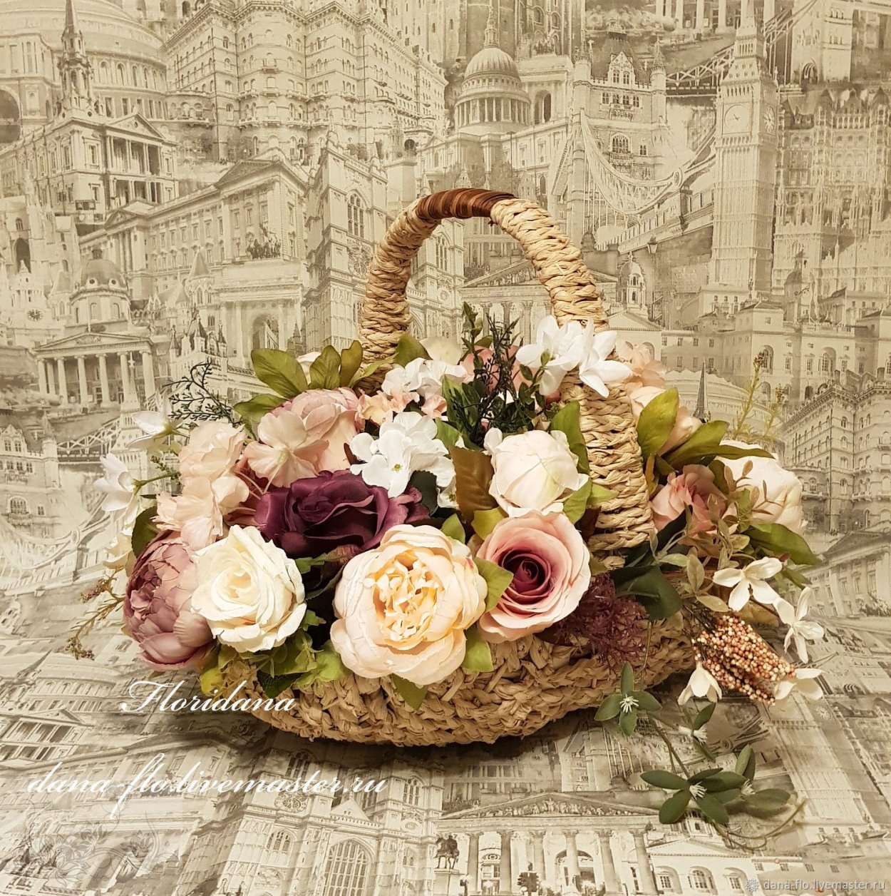 Флористическая композиция в корзине