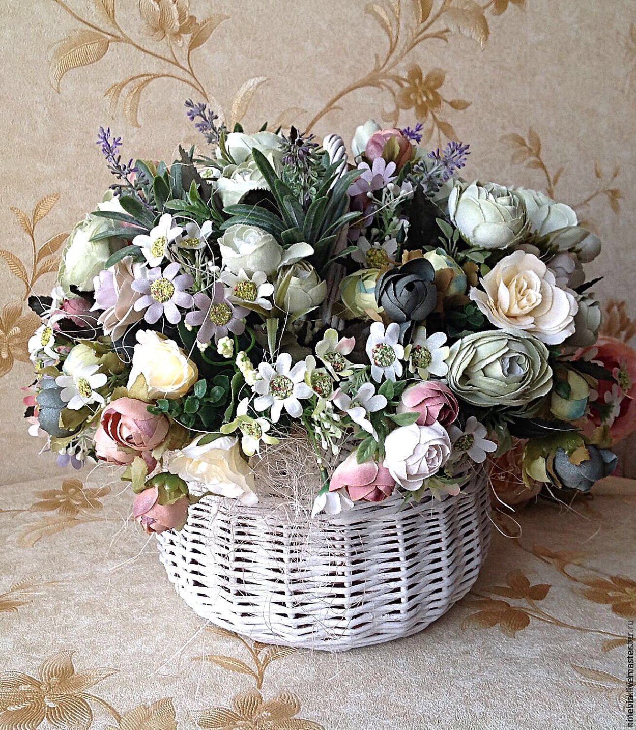 Корзинка с искусственными цветами