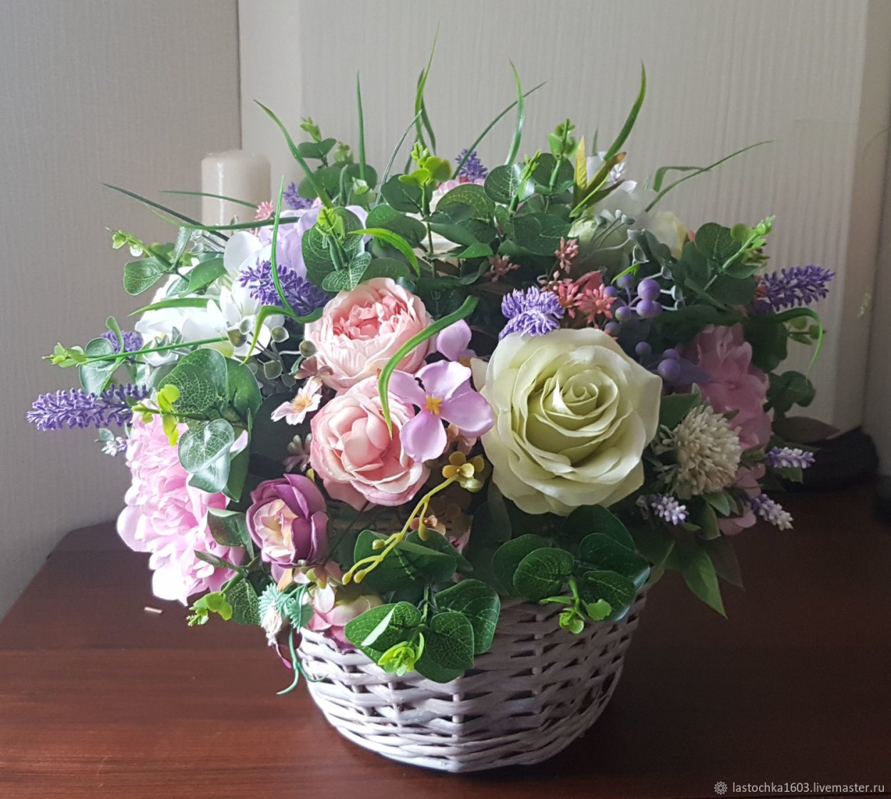Композиция из искусственных цветов в корзинке