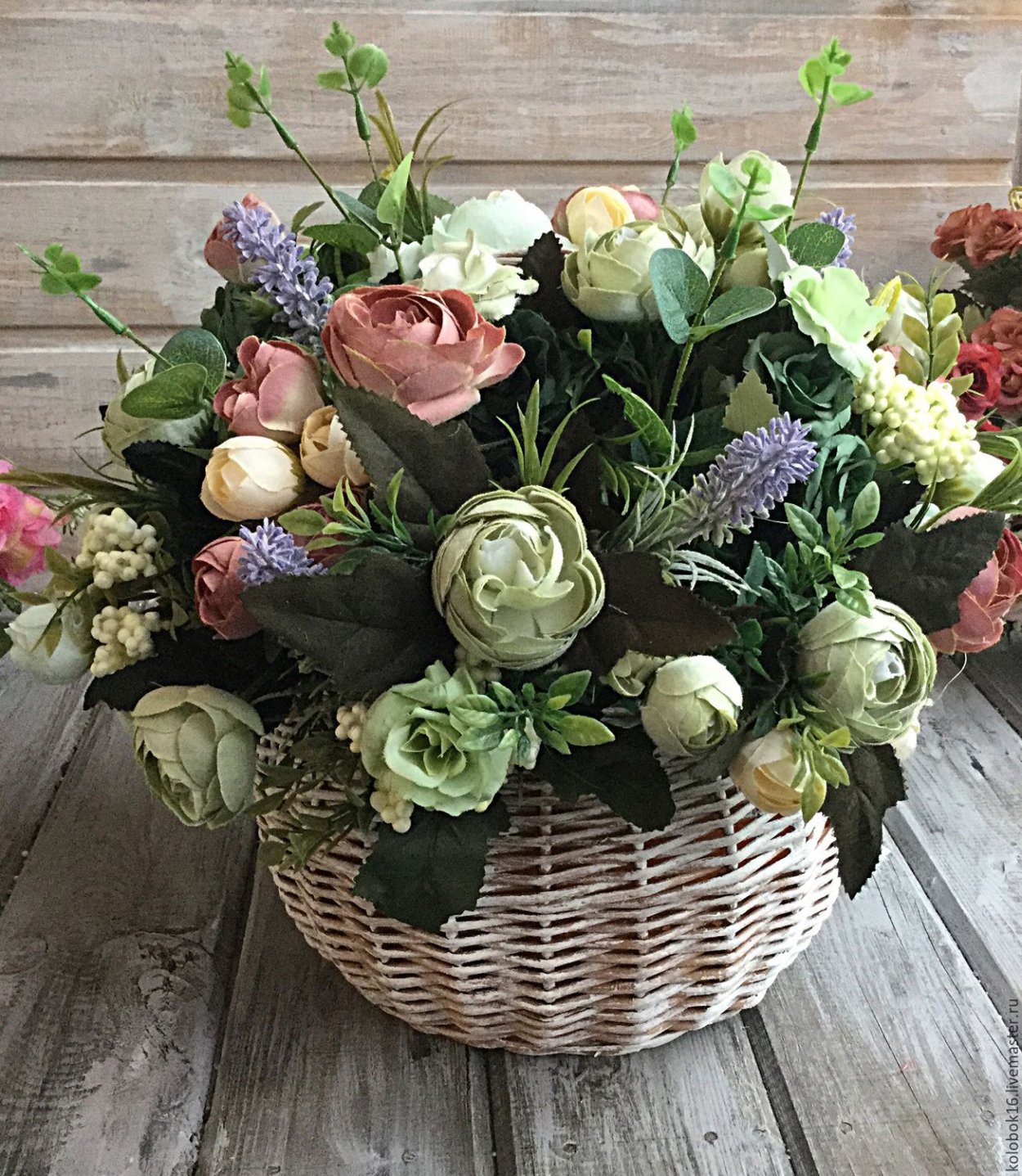 Корзина с искусственными цветами