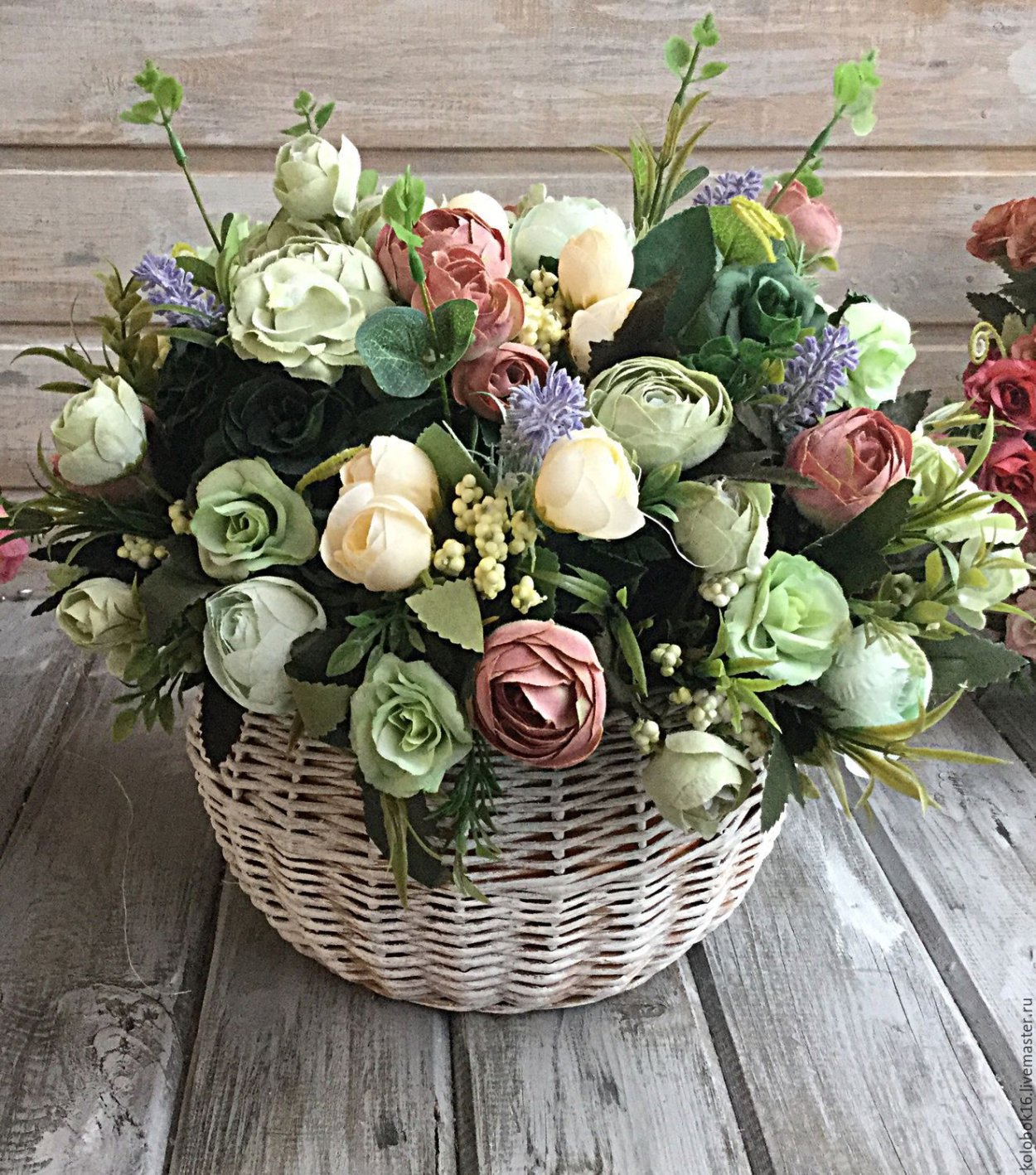 Корзина с искусственными цветами