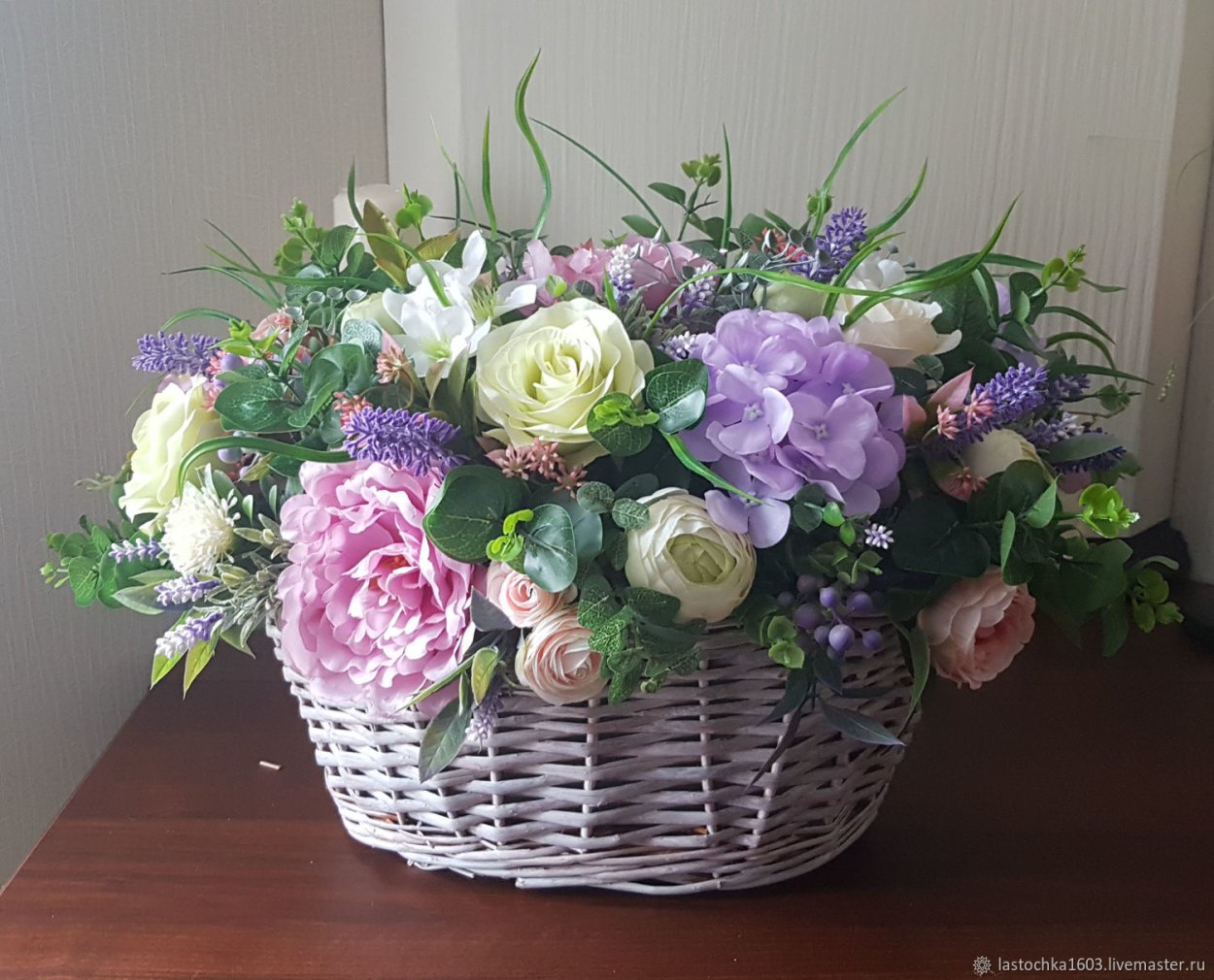 Красивые корзины с искусственными цветами