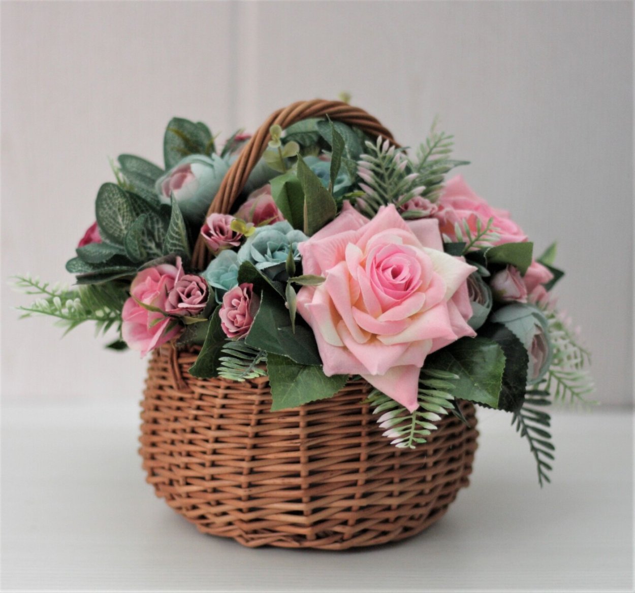 Цветы в плетеной корзинке