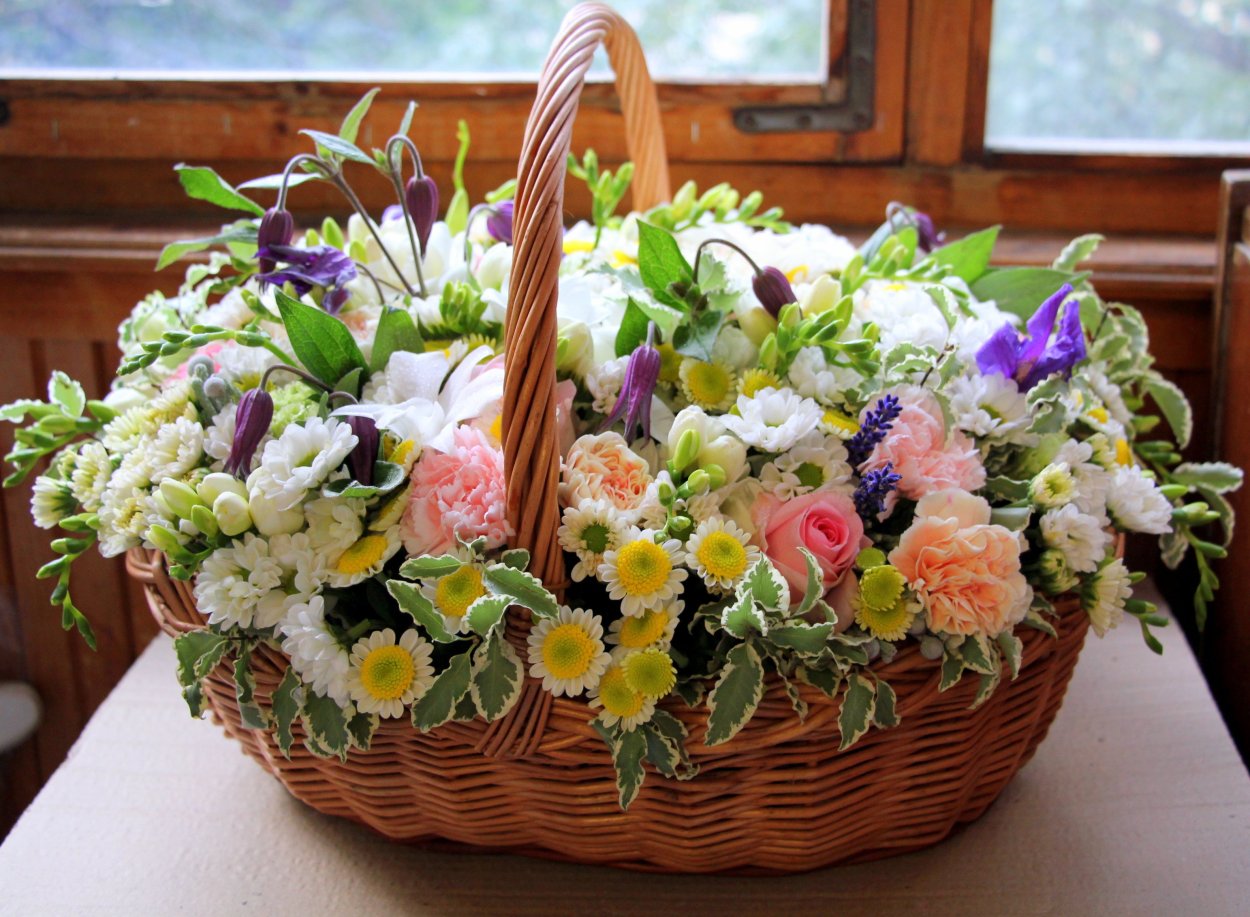 Цветы в корзине