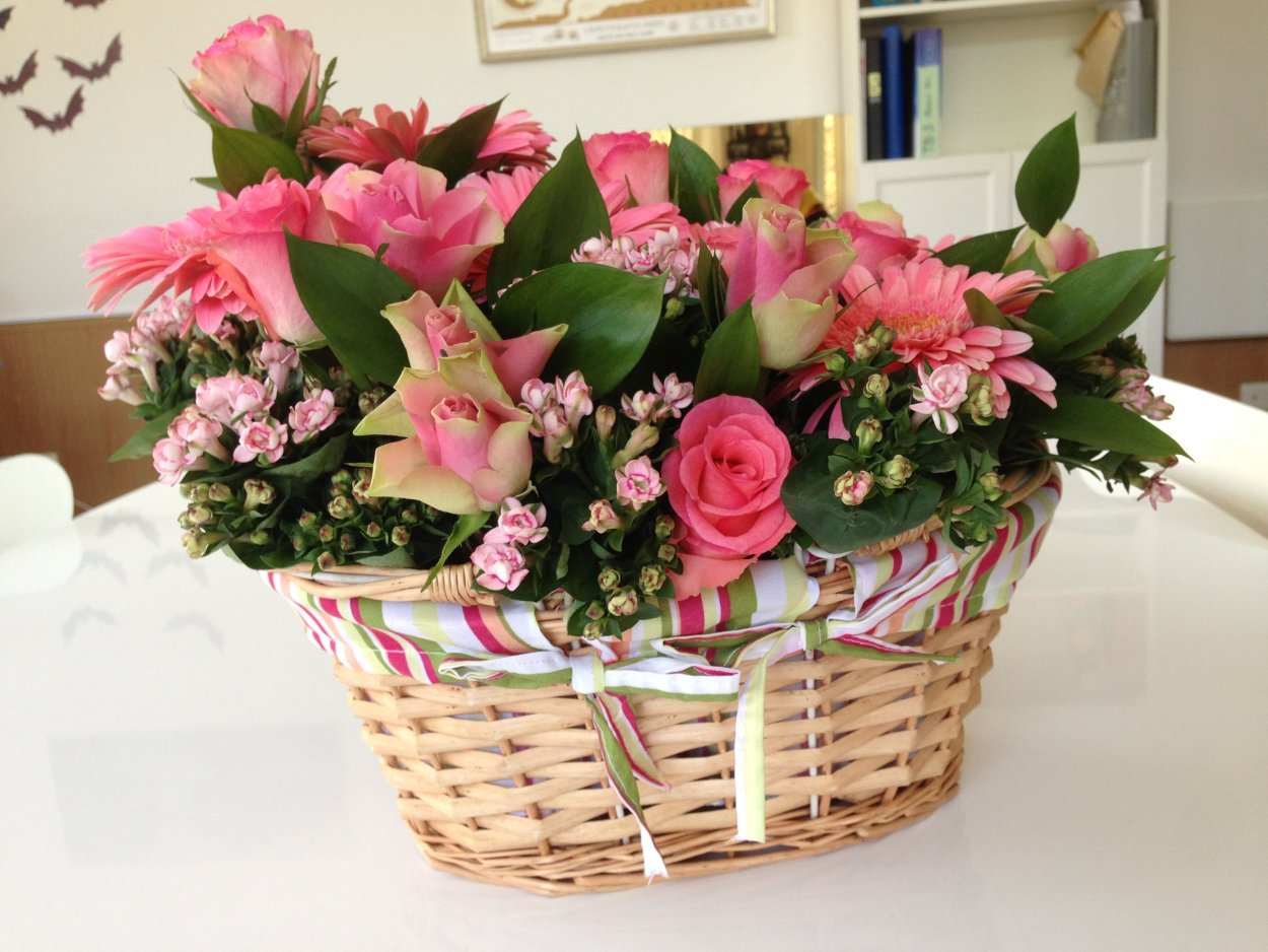 С днём рождения цветы в корзине