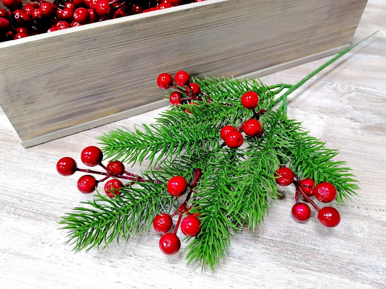 Новогодняя веточка с ягодами