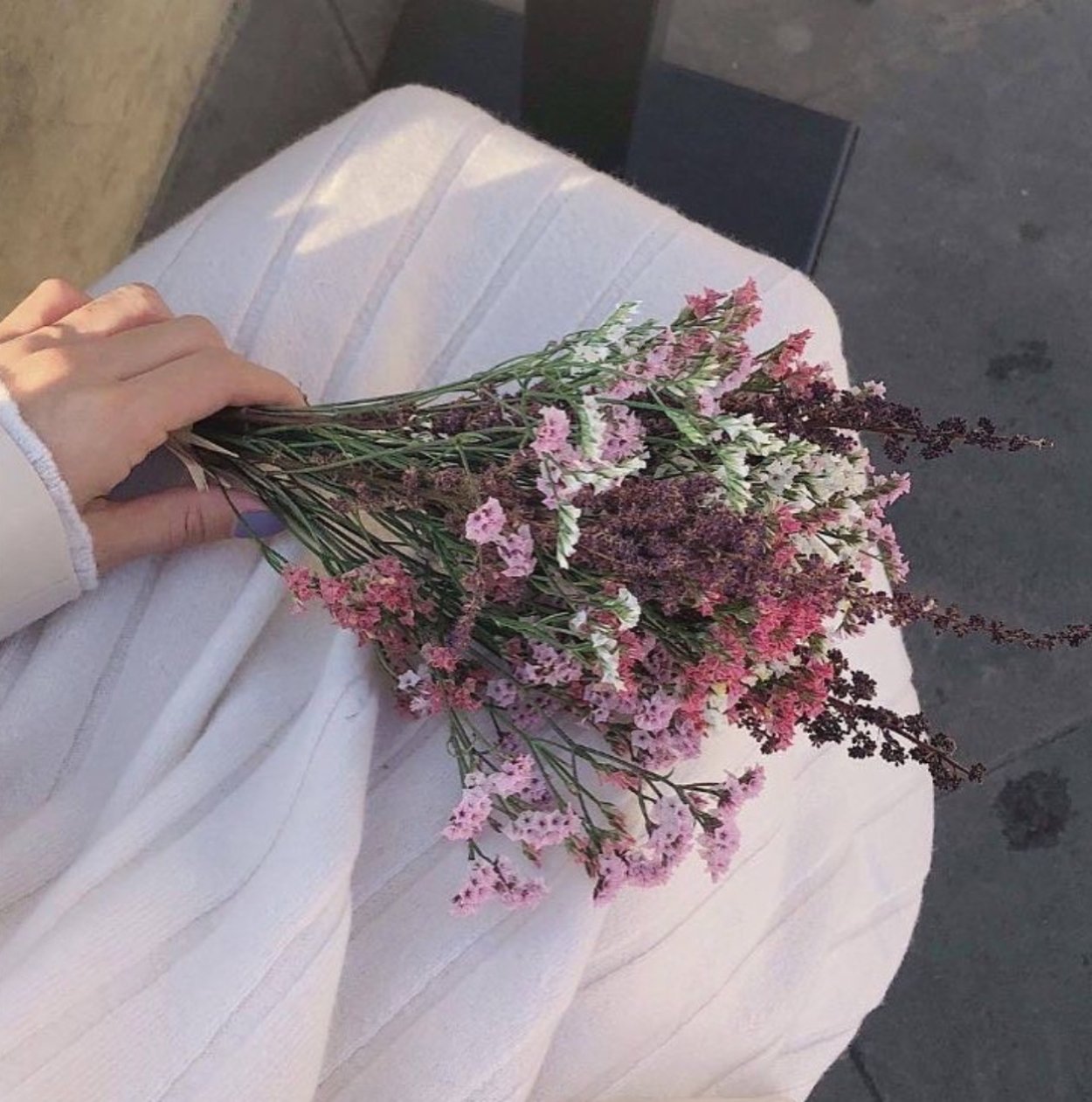 Букет цветов в руках