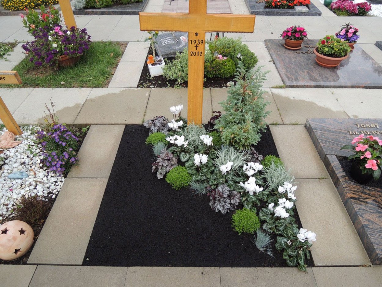 Украшение могилы цветами