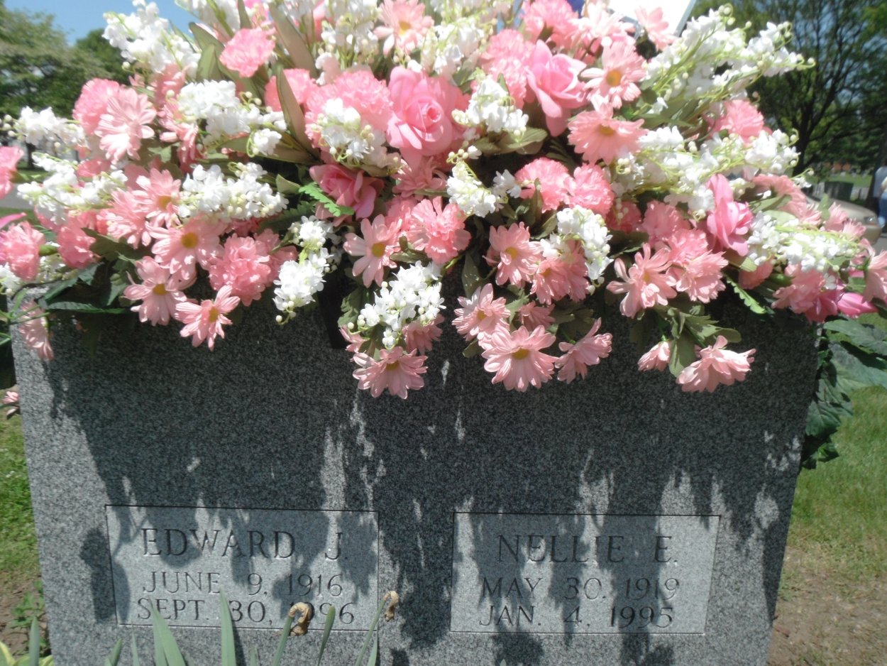 Цветы на кладбище