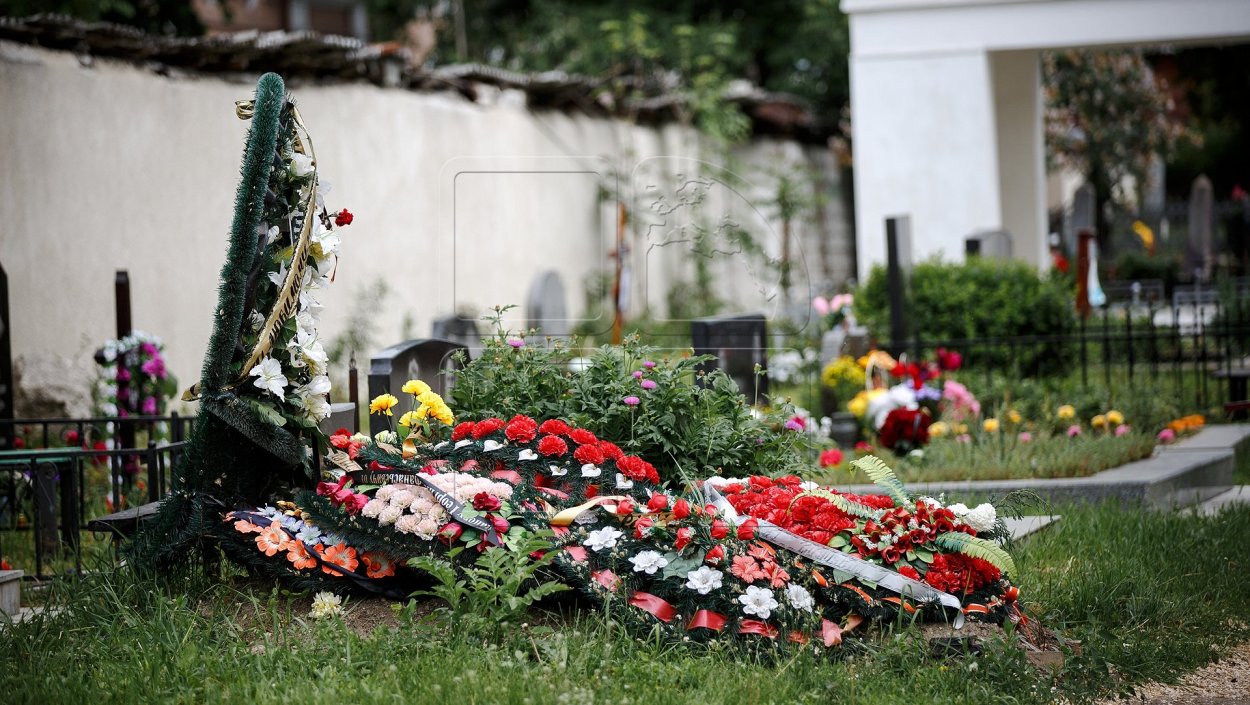 Пластмассовые цветы на кладбище