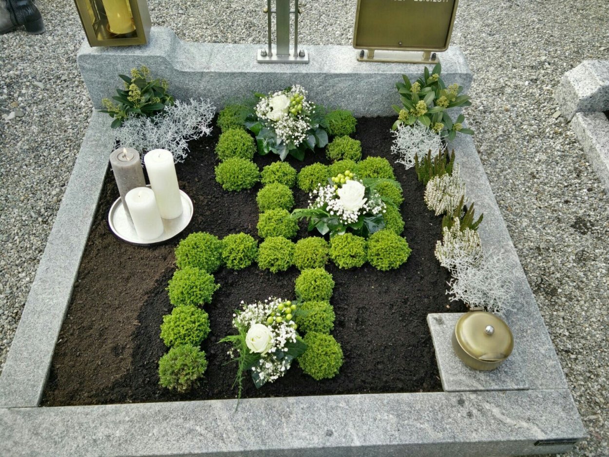 Клумба на кладбище