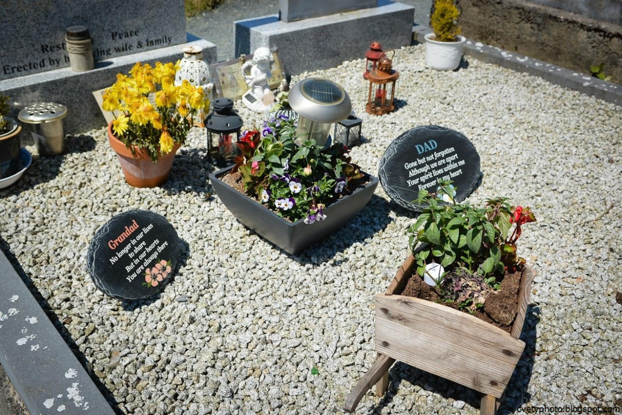 Вазоны на кладбище