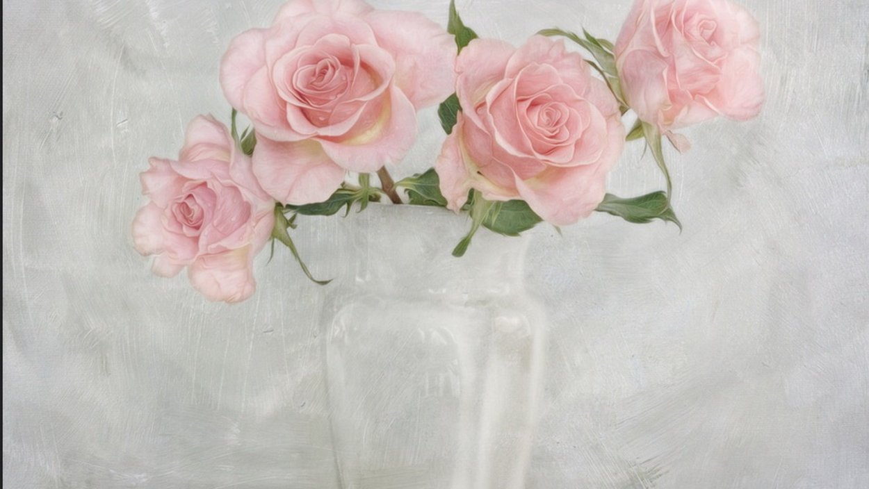 Нежные розы в вазе
