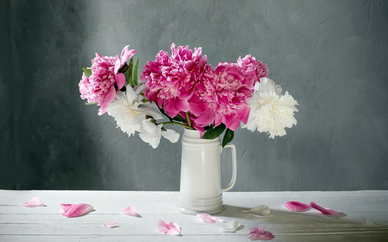 Пионы в вазе