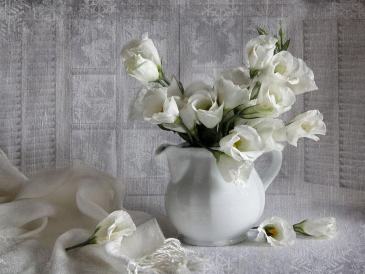 Натюрморт с белыми цветами