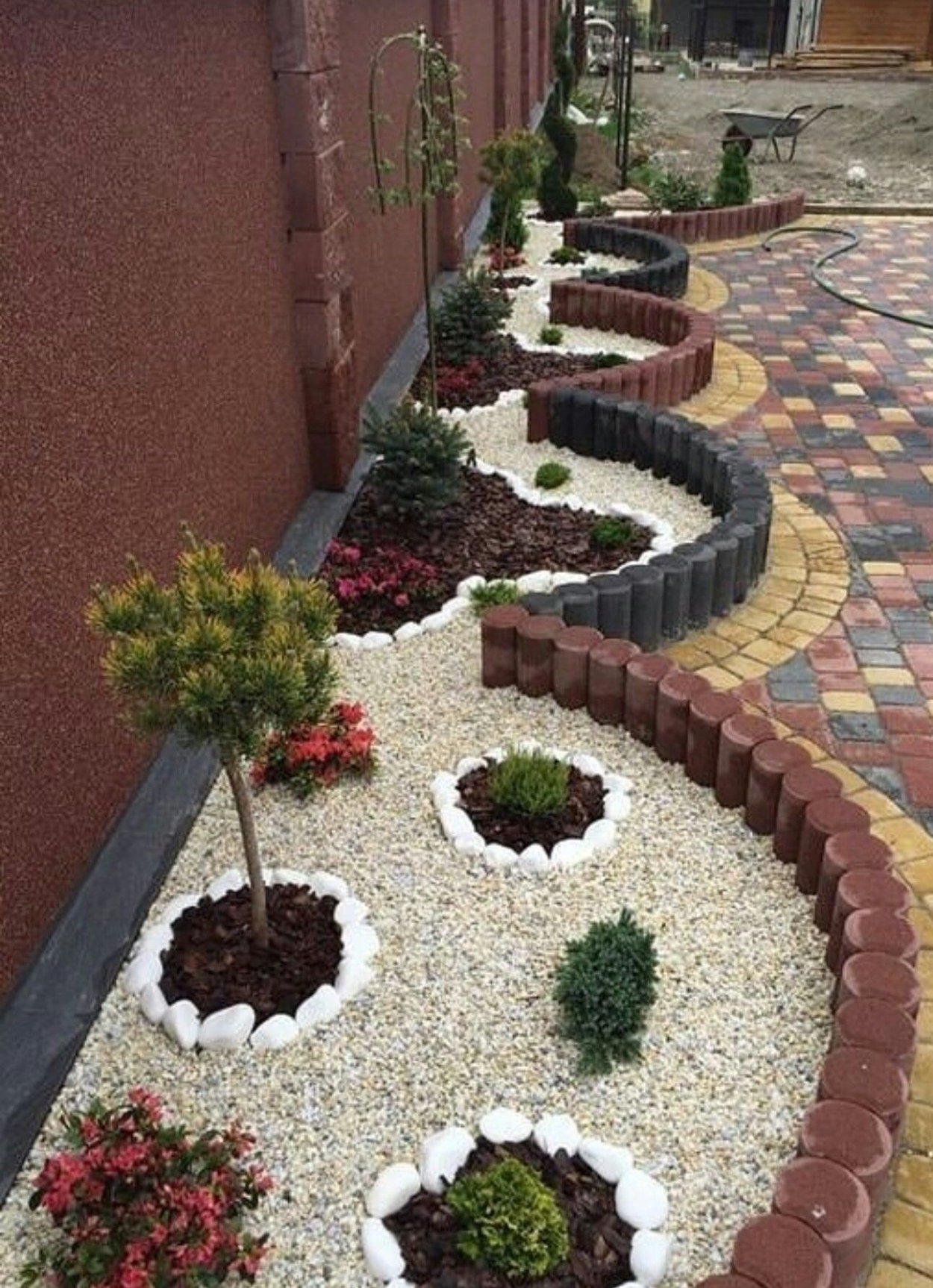 Мульчирование Розария мраморной крошкой