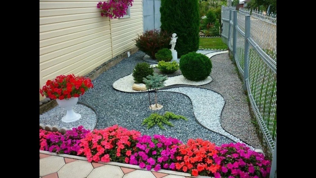 Мульчирование клумбы мраморной крошкой