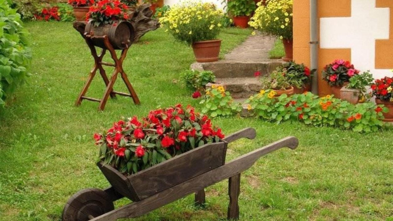 Клумба возле забора