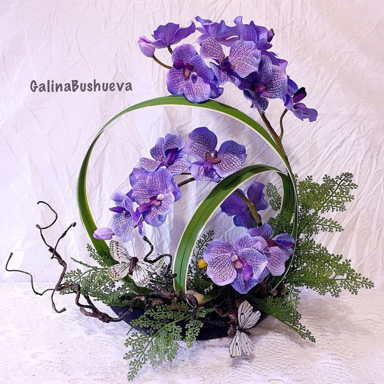 Фиолетовые орхидеи композиция