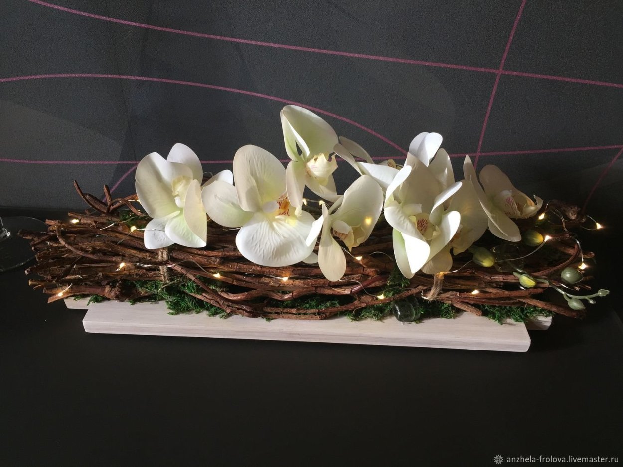 Композиция "Орхидея в зелени"