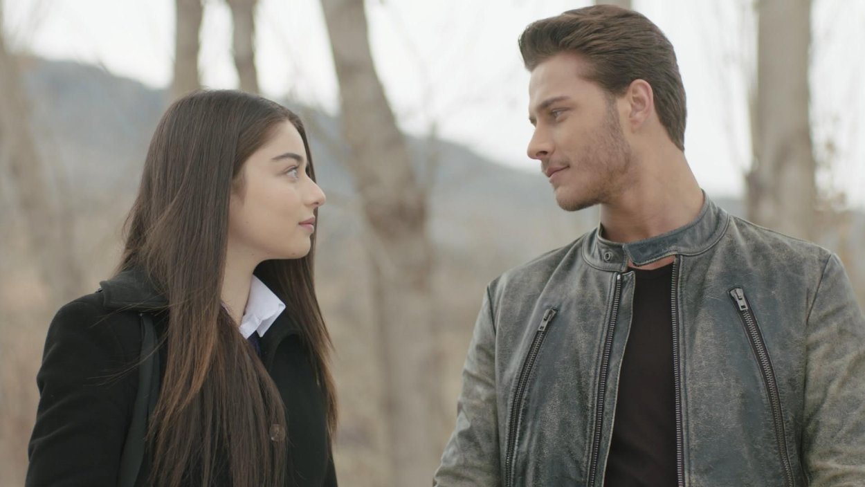 Кавказские девушки с розами