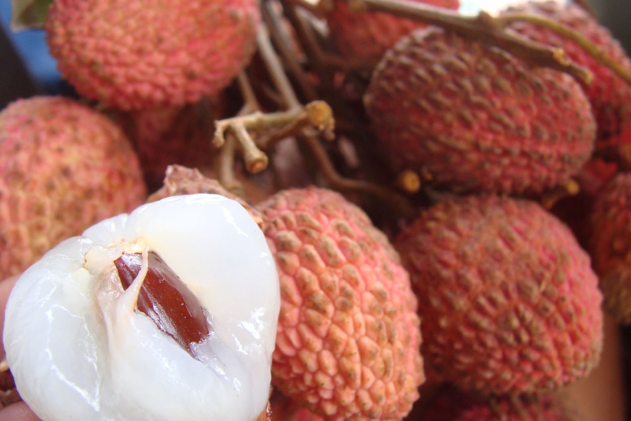 Личи на деревянном фоне