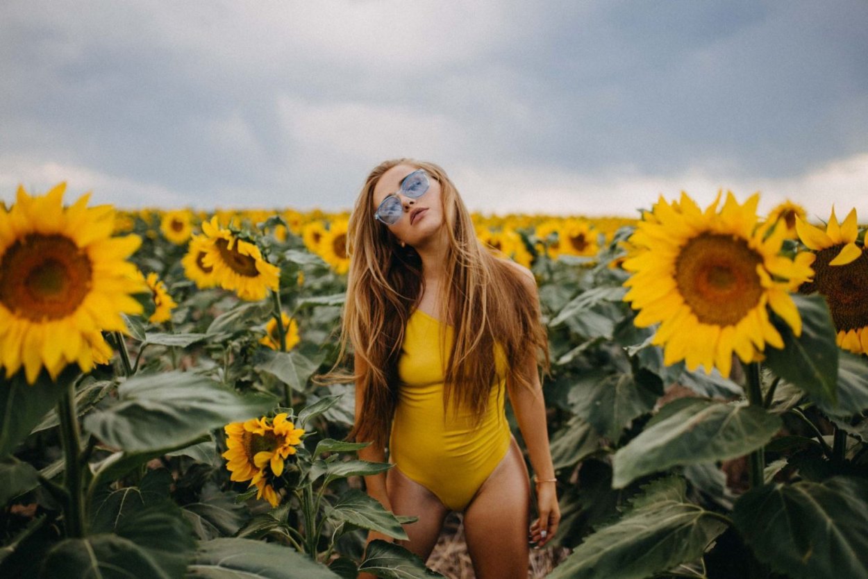 Фотосессия в подсолнухах в купальнике