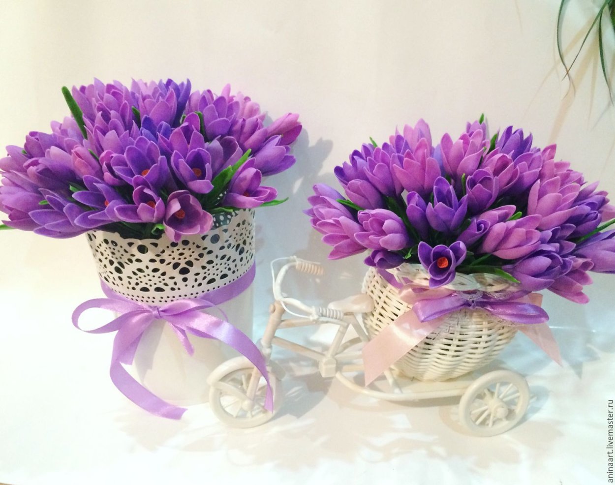 Мускари на клумбе