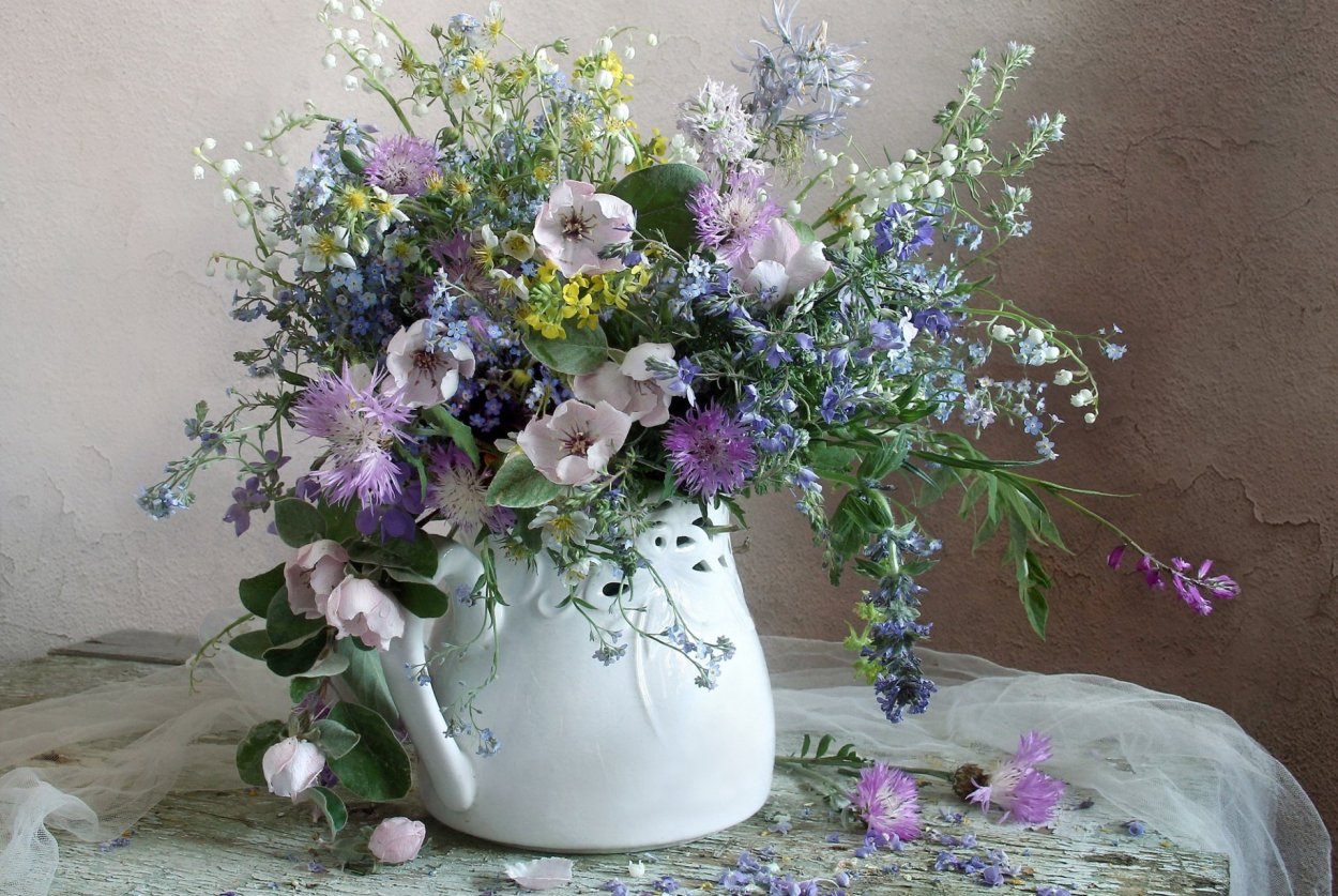 Полевые цветы в вазе