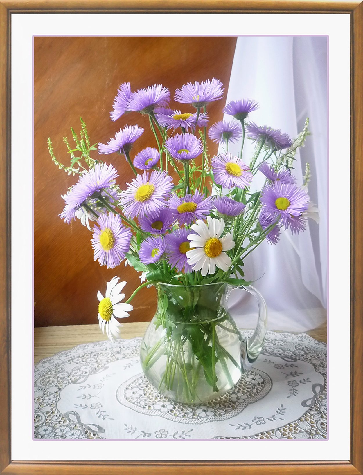 Полевые цветы в прозрачной вазе