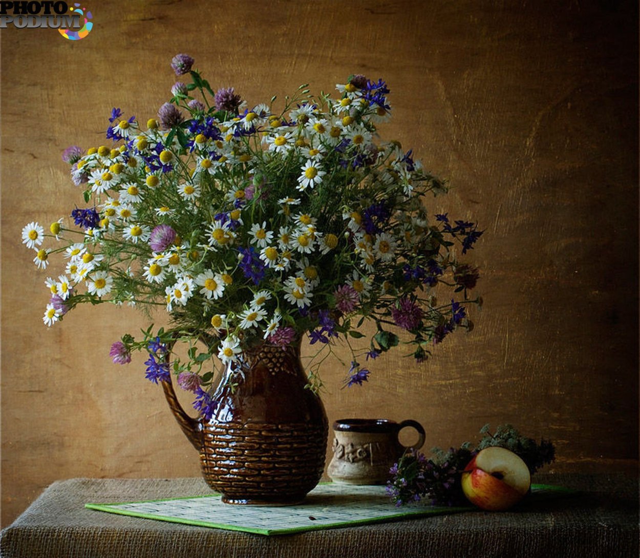 Полевые цветы в вазе