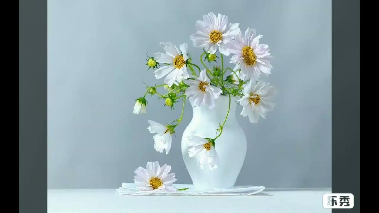 Букет ромашек на столе