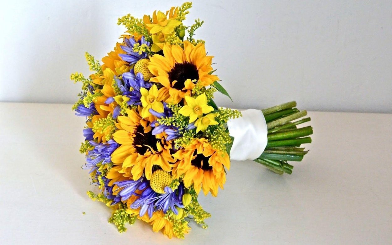 Подсолнухи с хризантемами