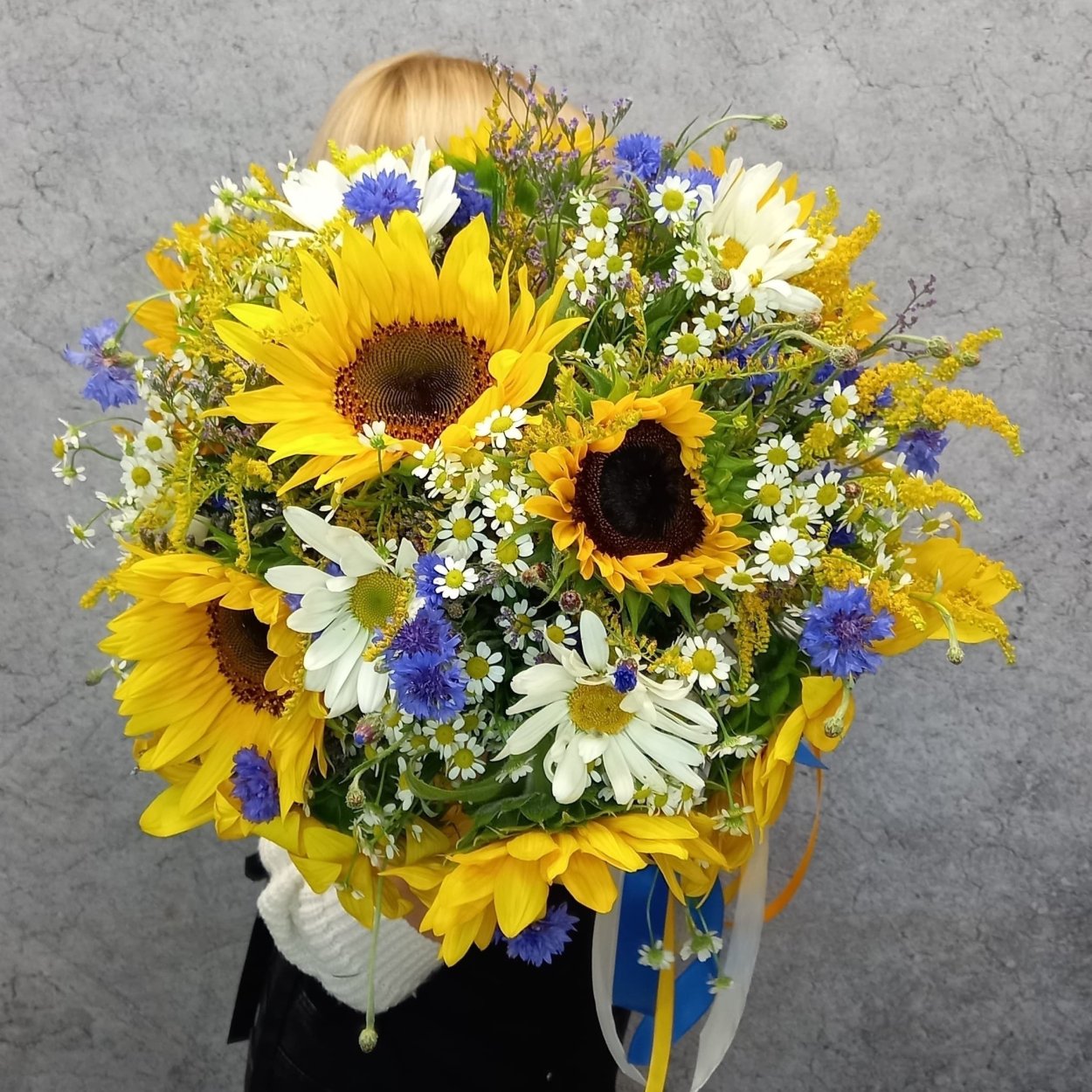 Букет с подсолнухами и васильками
