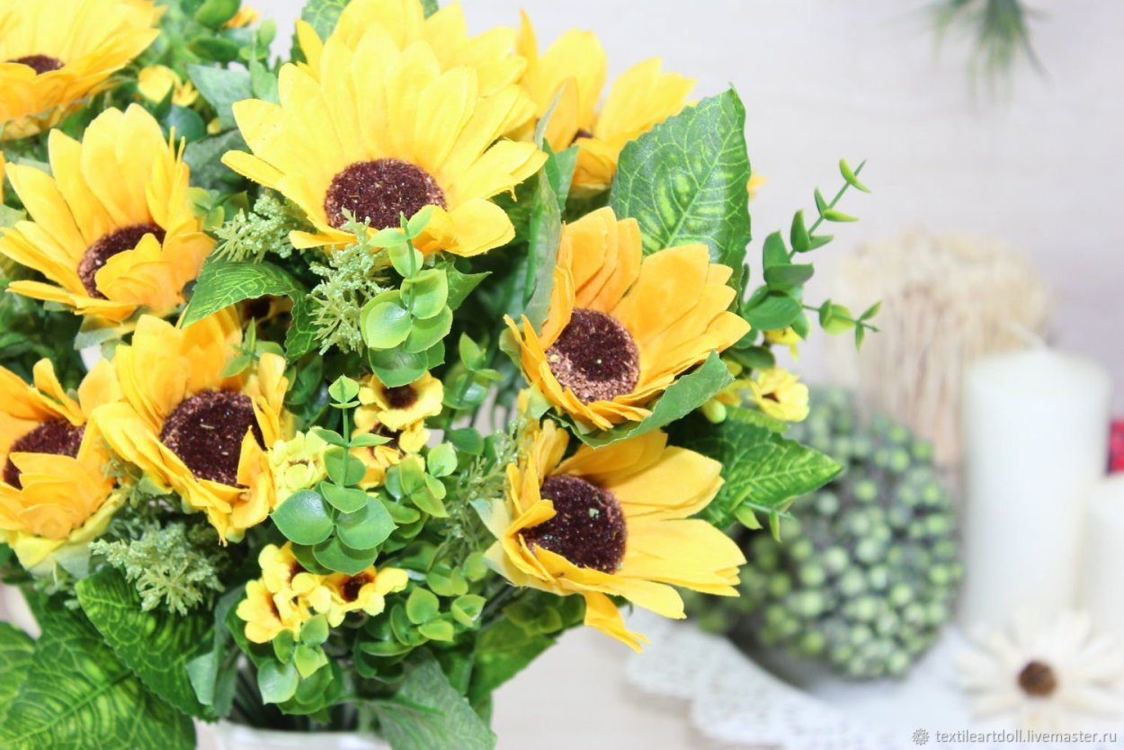 Букет из подсолнухов и солидаго