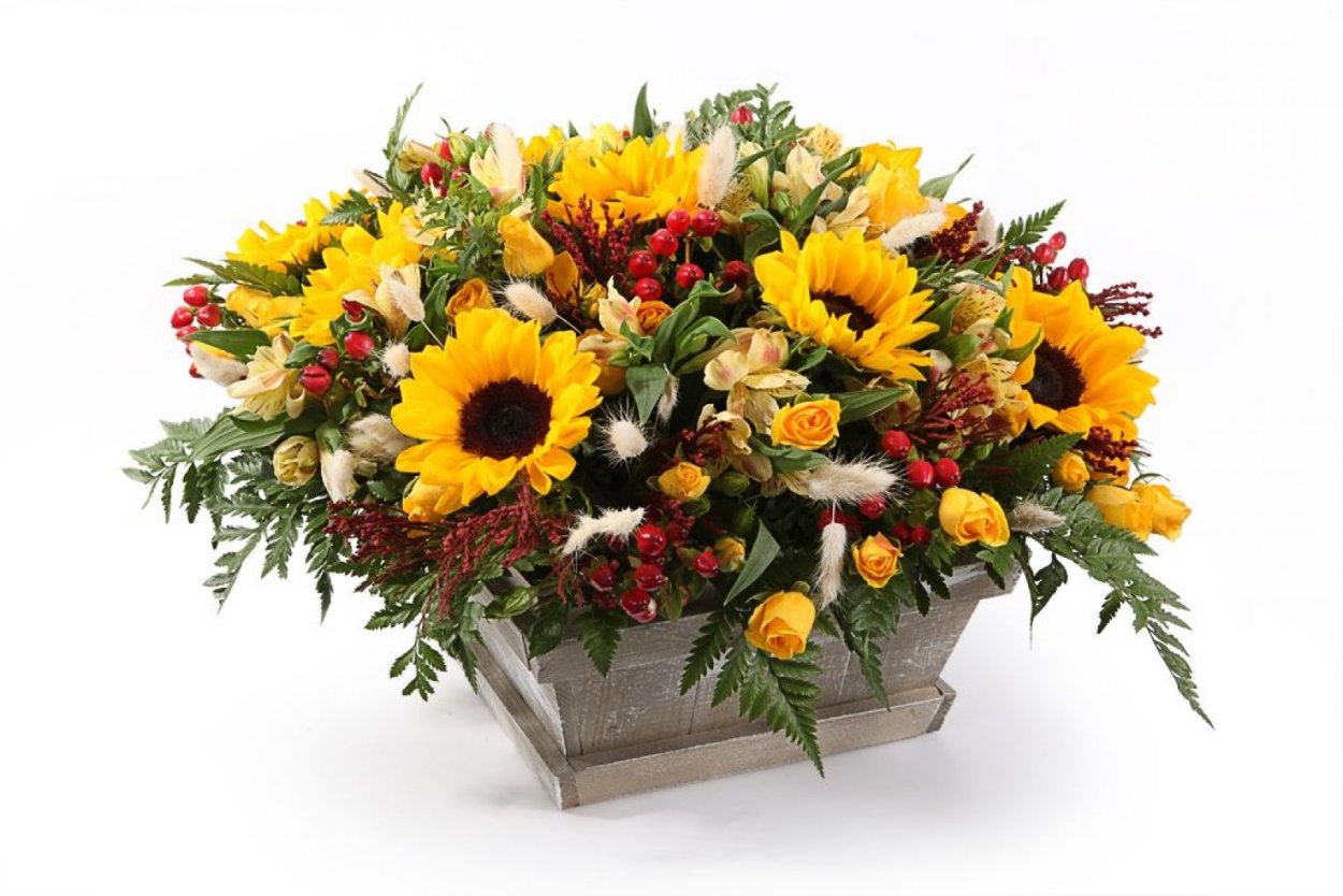 Букет из подсолнухов и ромашек