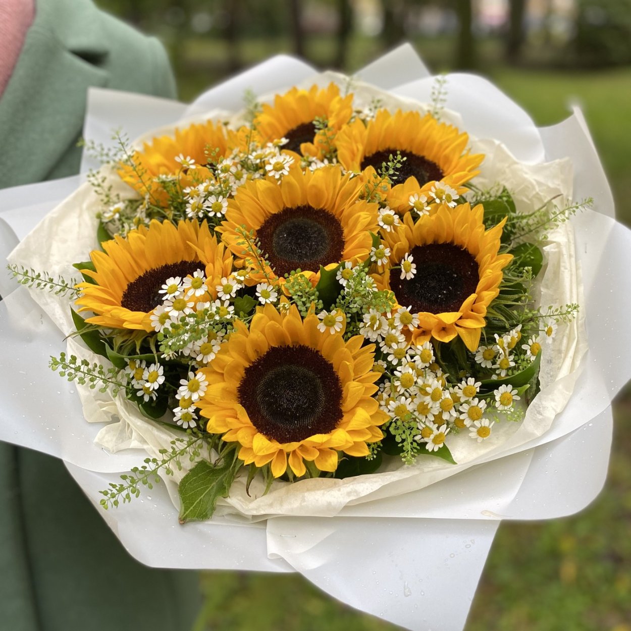 Букет 5 подсолнухов и танацетум