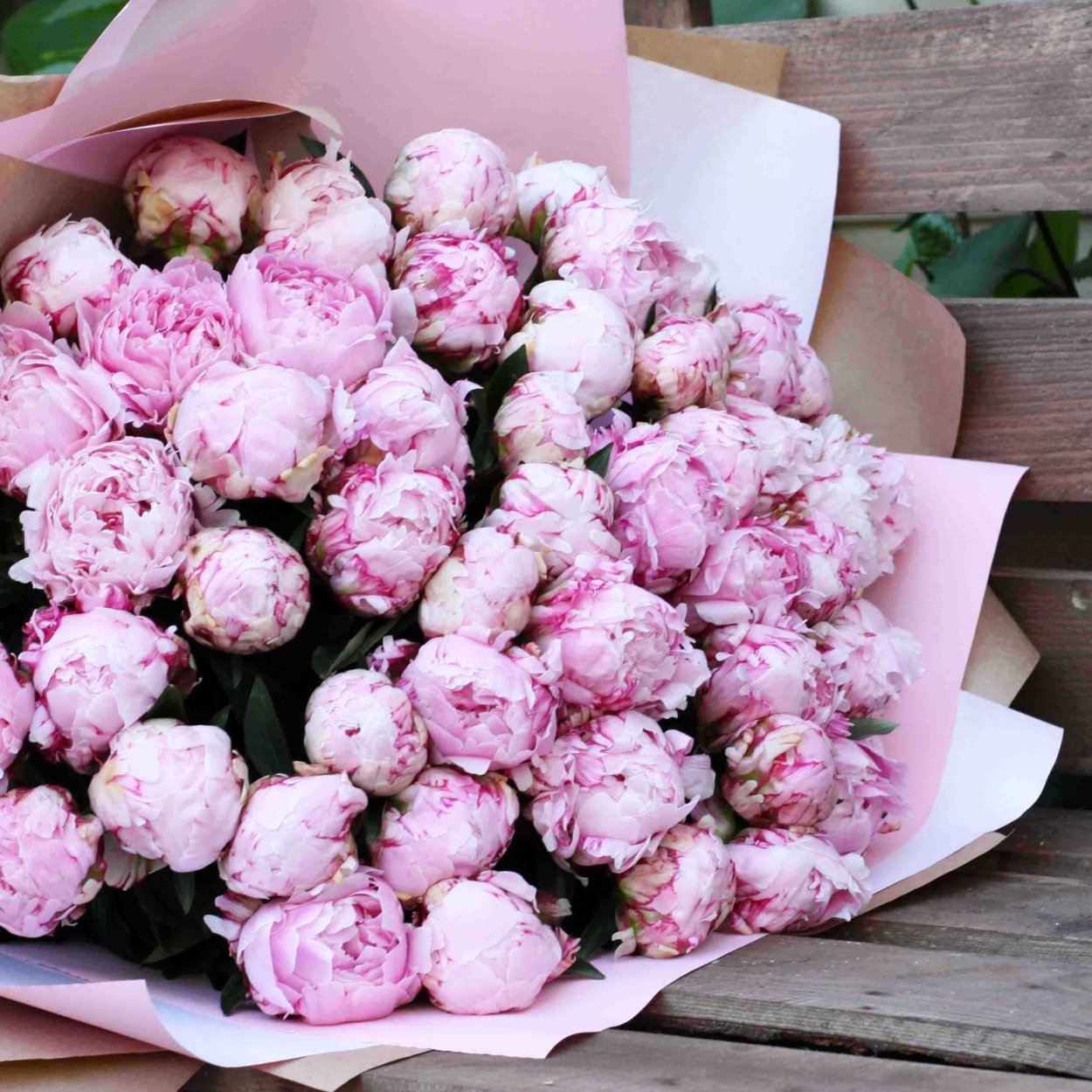 Букет с пионами