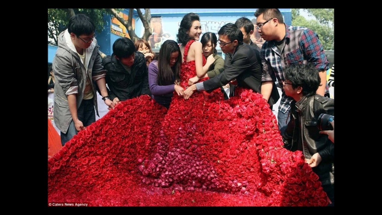 Платье из настоящих роз