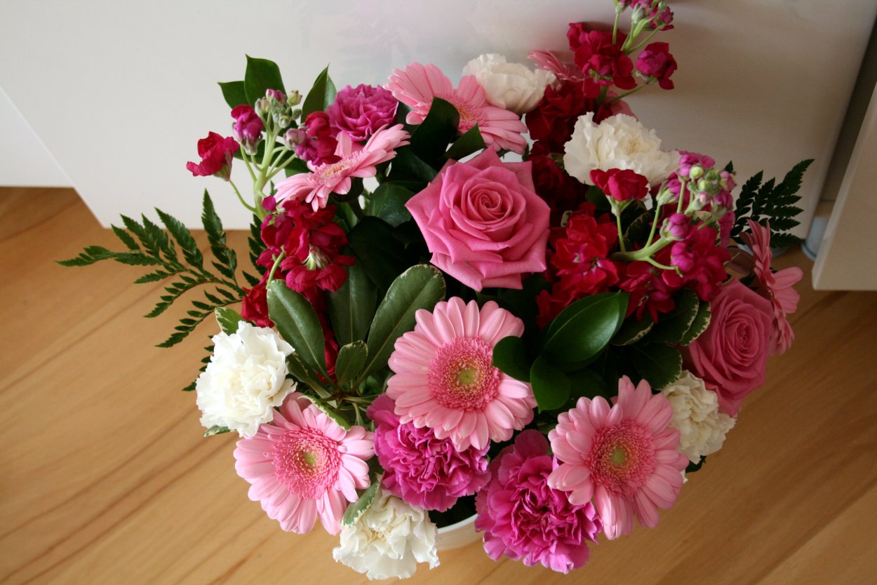 Красивые букеты цветов на столе