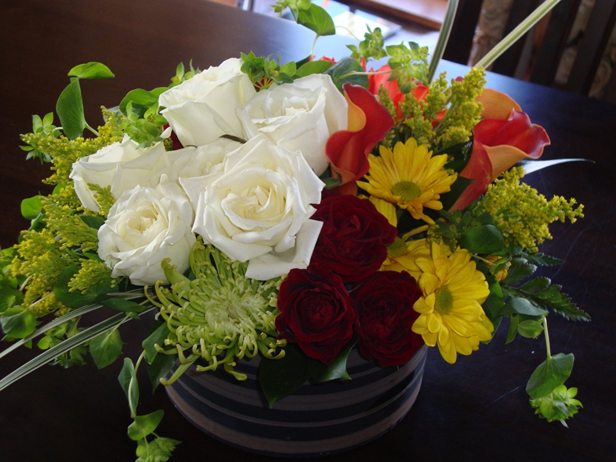 Букет цветов на столе