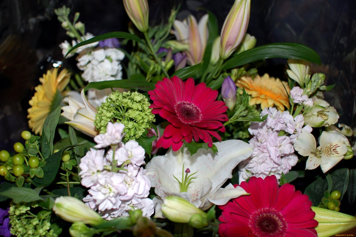 Много букетов живых цветов