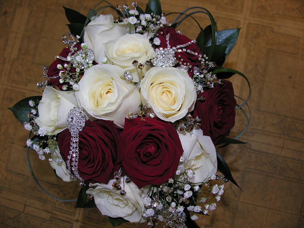 Красивый букет цветов дома