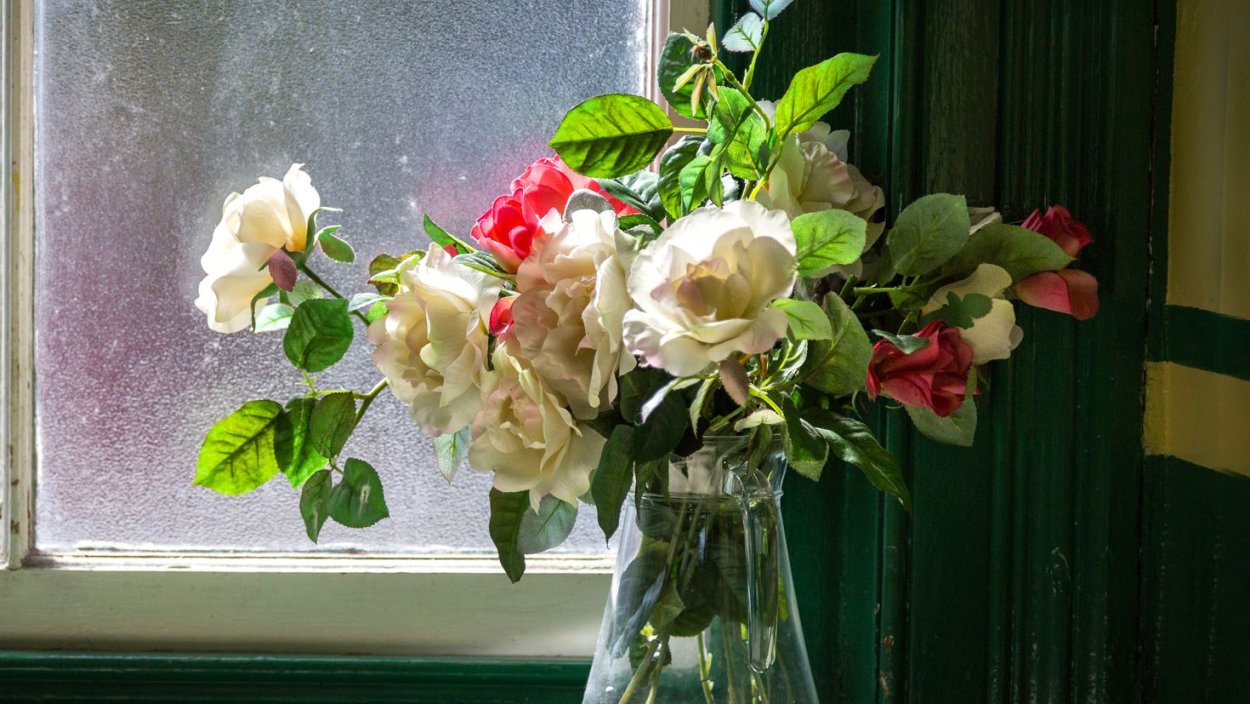 Цветы в вазе дома