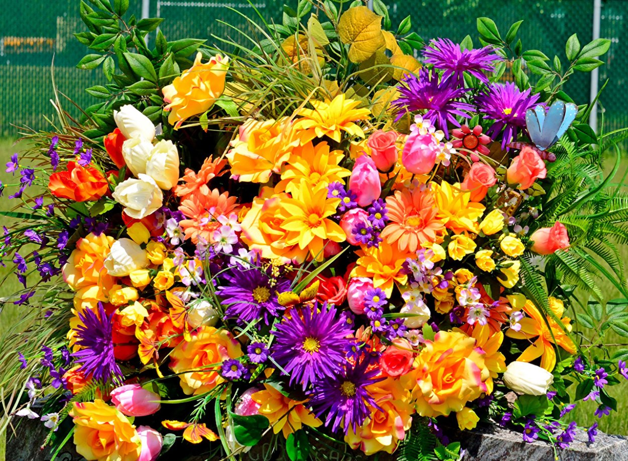 Красивый букет из садовых цветов