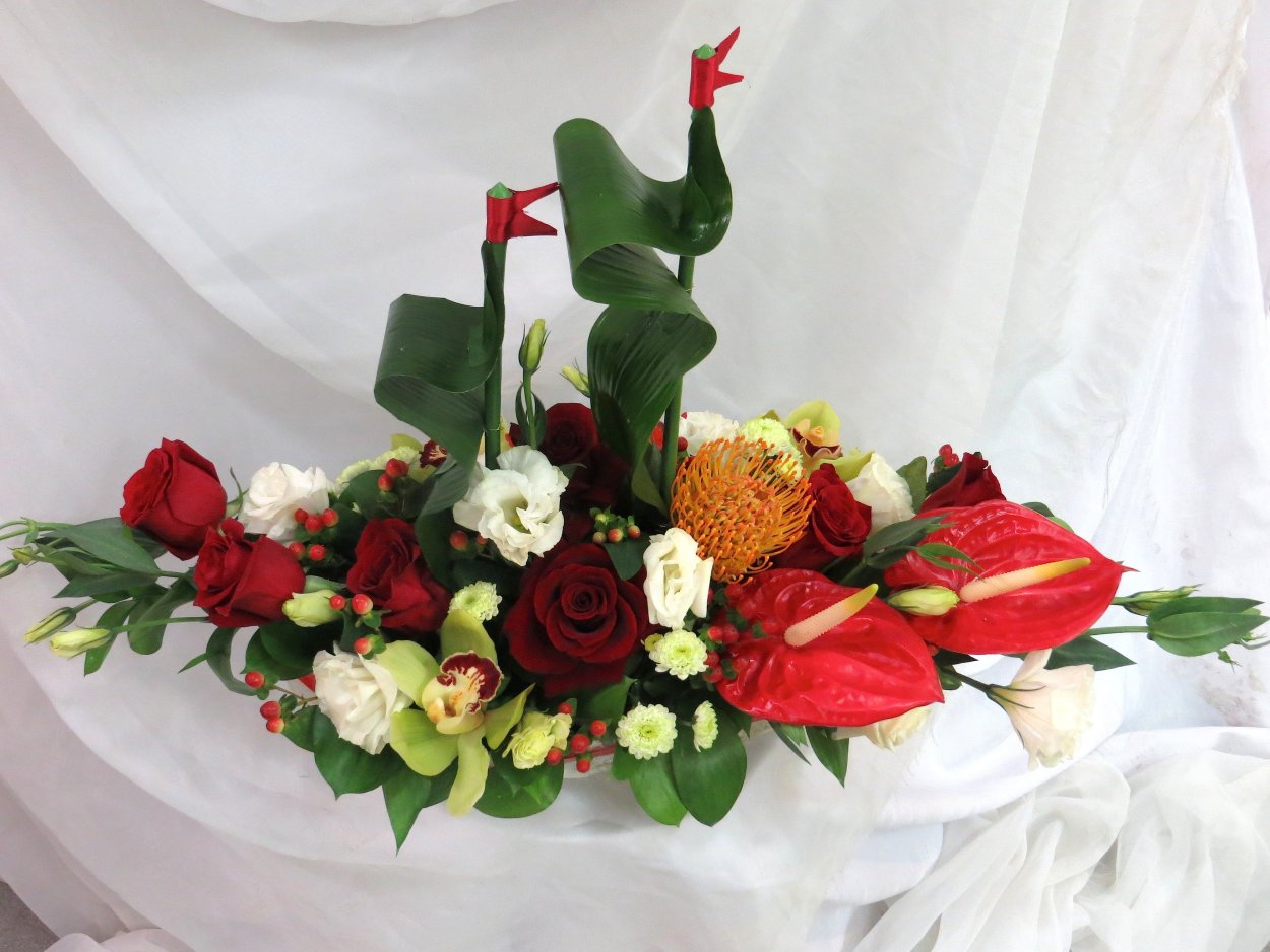Цветочная композиция из живых цветов с антуриумом