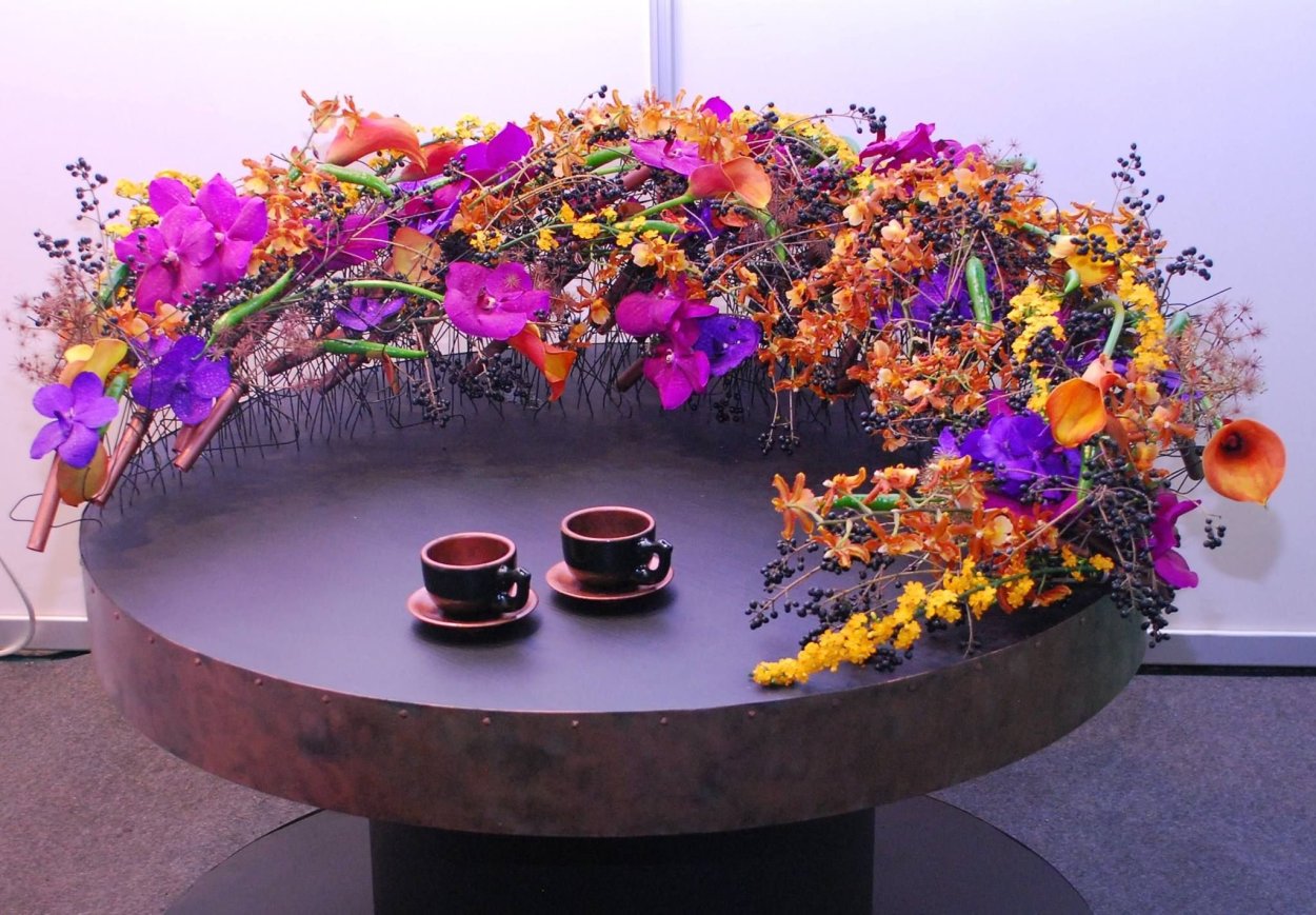 Дизайнерская композиция из цветов